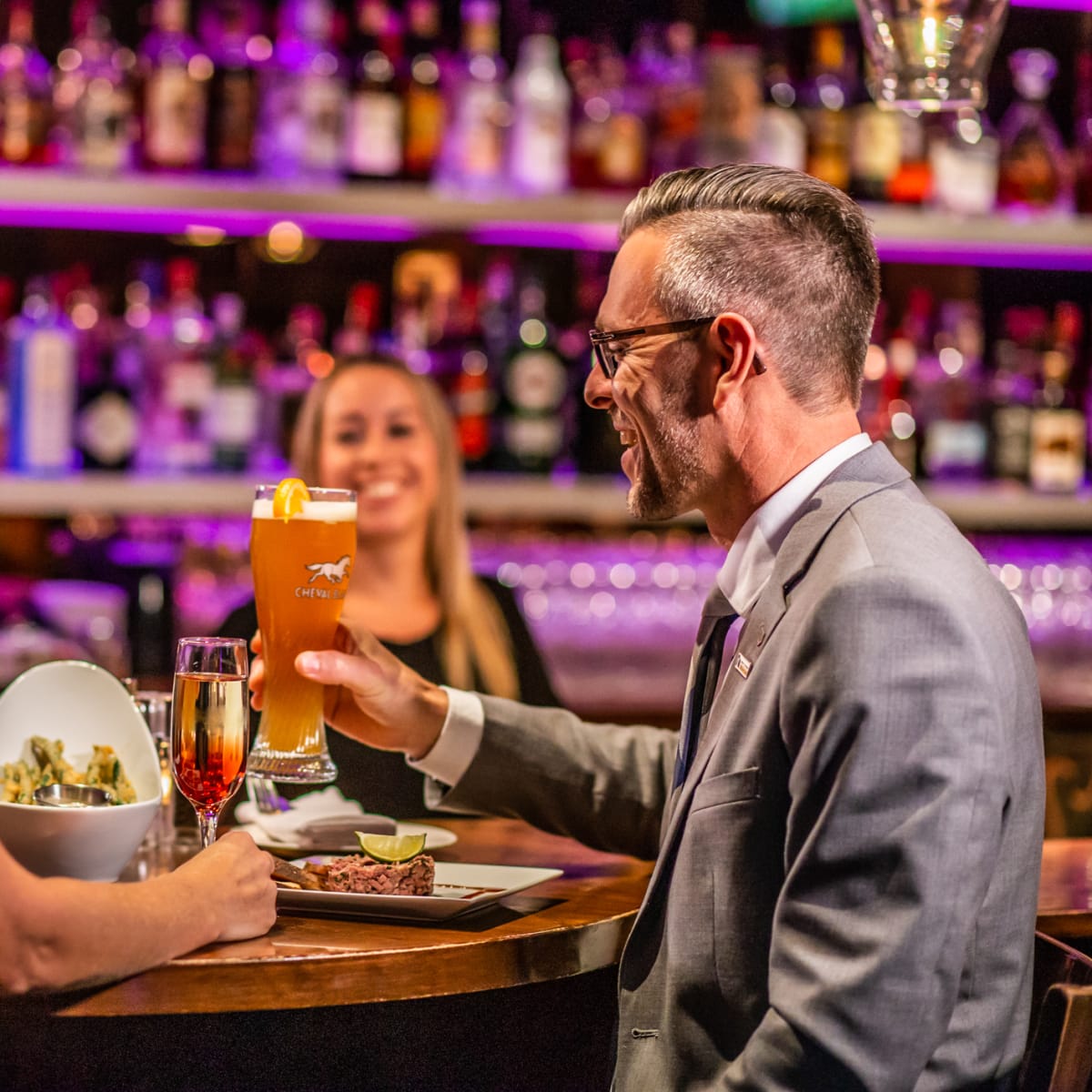 Deux personnes au bar