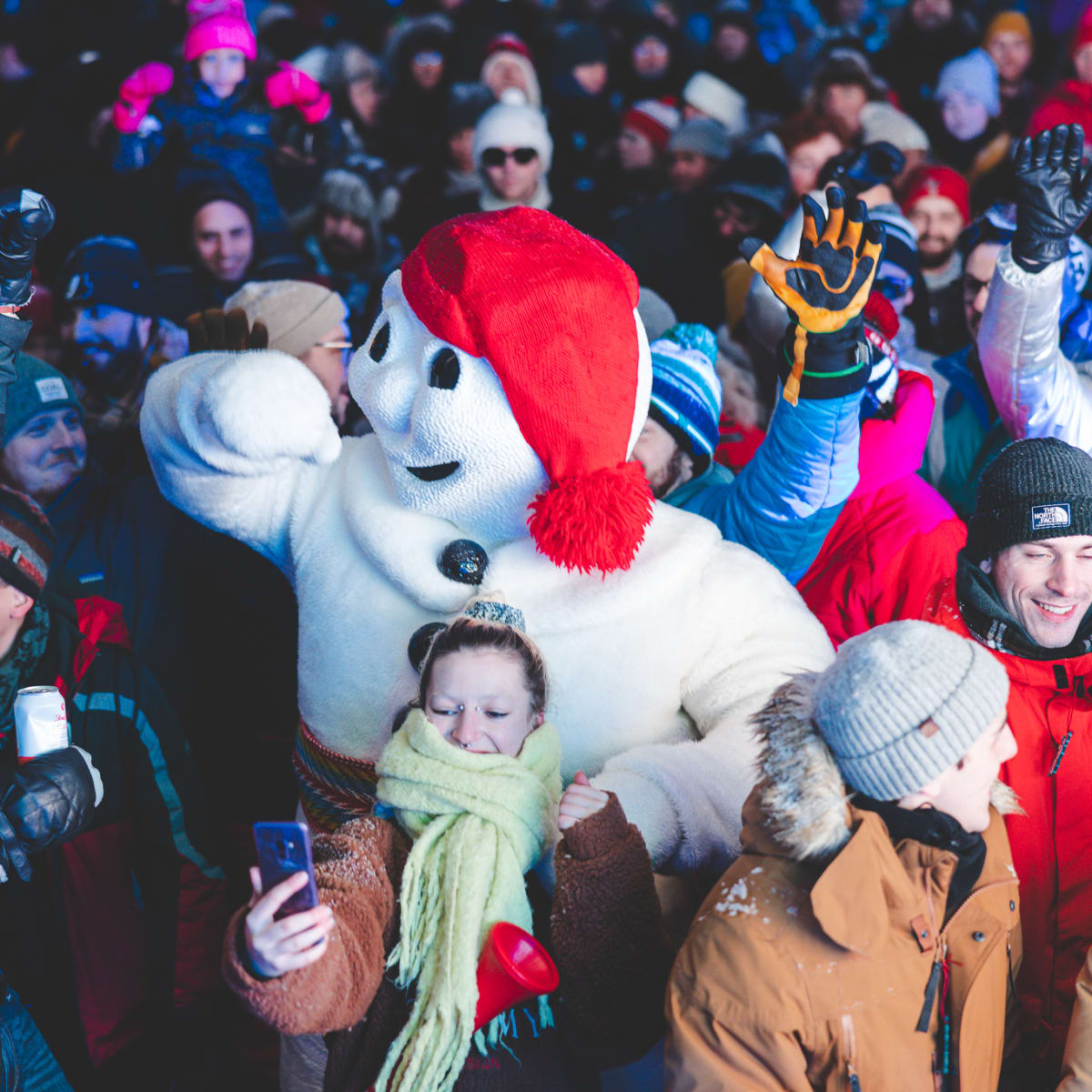 Carnaval de Québec - Bonhomme Carnaval dans une foule