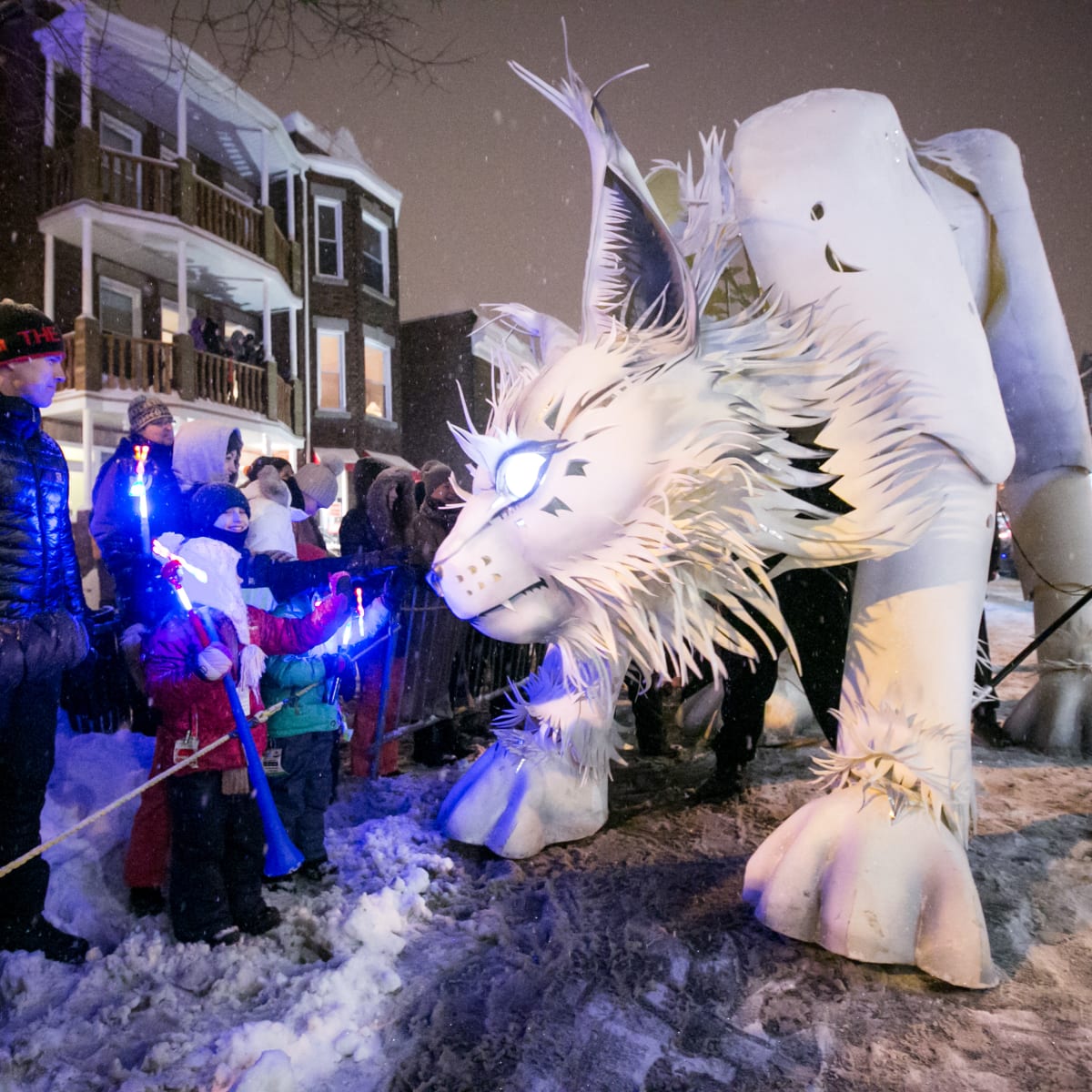 Carnaval de Québec - Une grande créature blanche lors d'un défilé hivernal