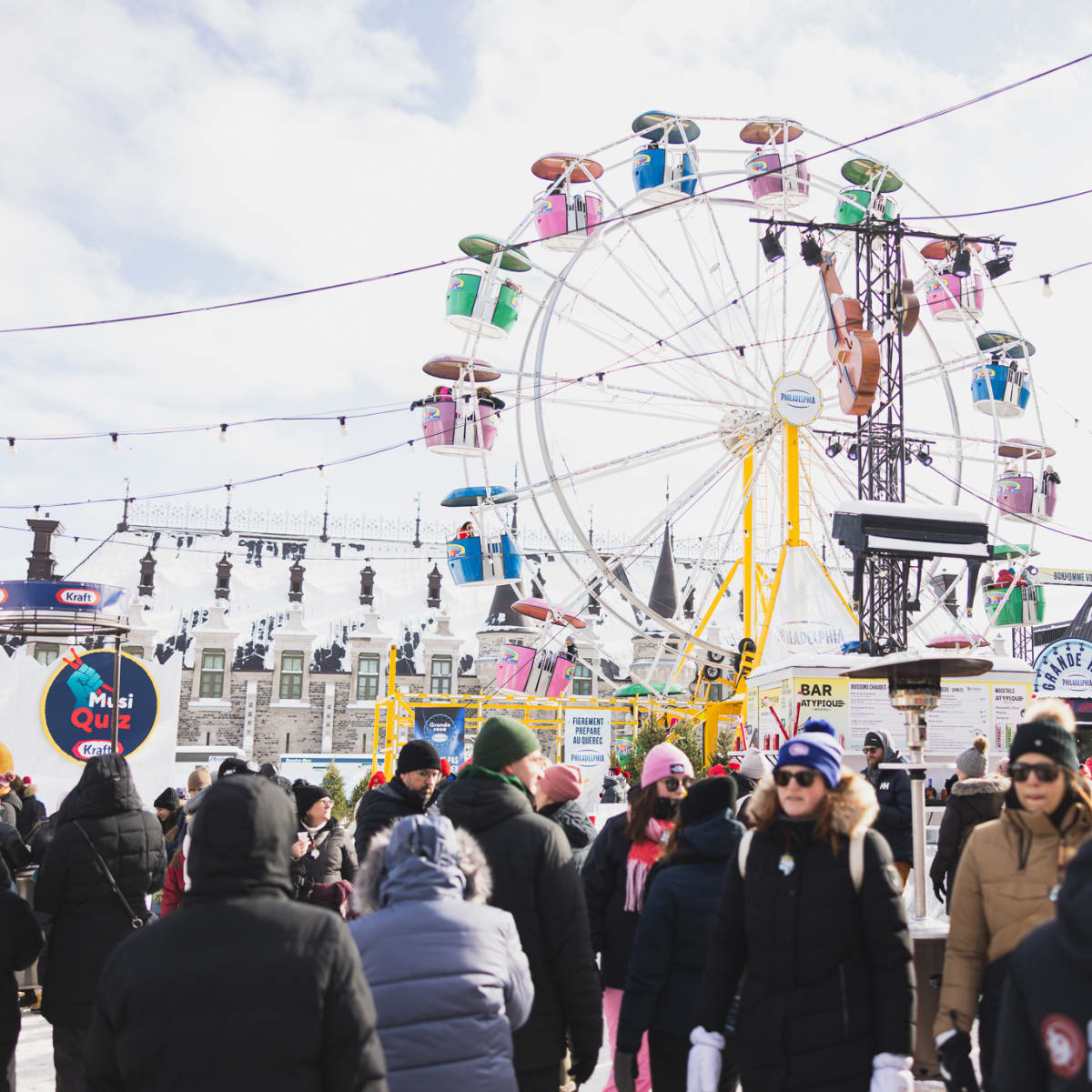 Carnaval de Québec - Une foule avec grande roue en arrière-plan, en hiver