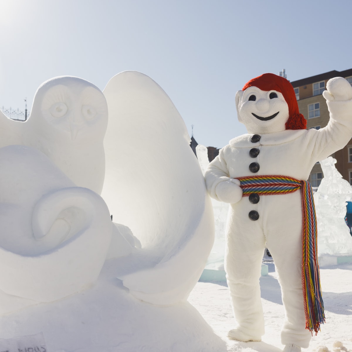 Carnaval de Québec - Bonhomme Carnaval à côté d'une sculpture de neige
