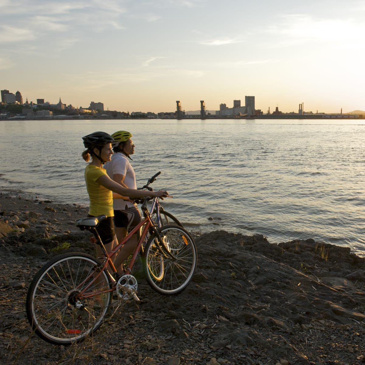 Cyclistes en pause au bord de l'eau - Parcours des Anses
