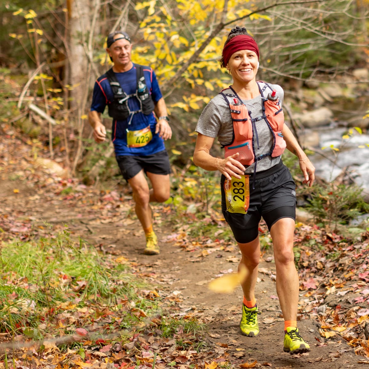 Défi des Couleurs Simard - Two individuals running in an autumn forest