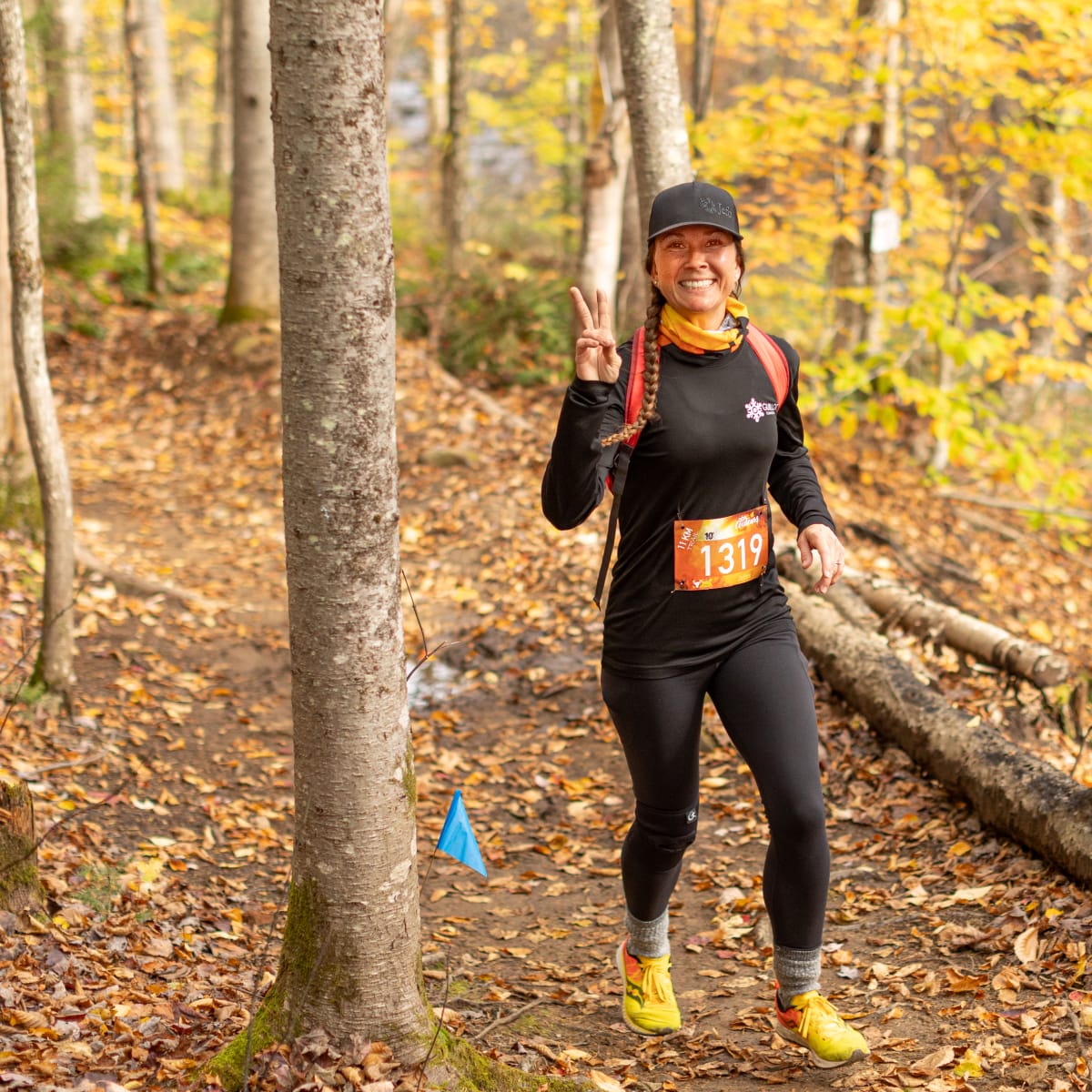 Défi des Couleurs Simard - An individual running in an autumn forest