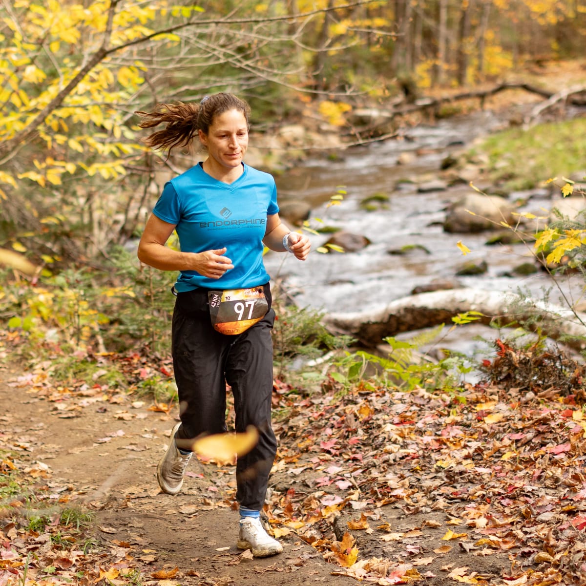 Défi des Couleurs Simard - An individual running in an autumn forest