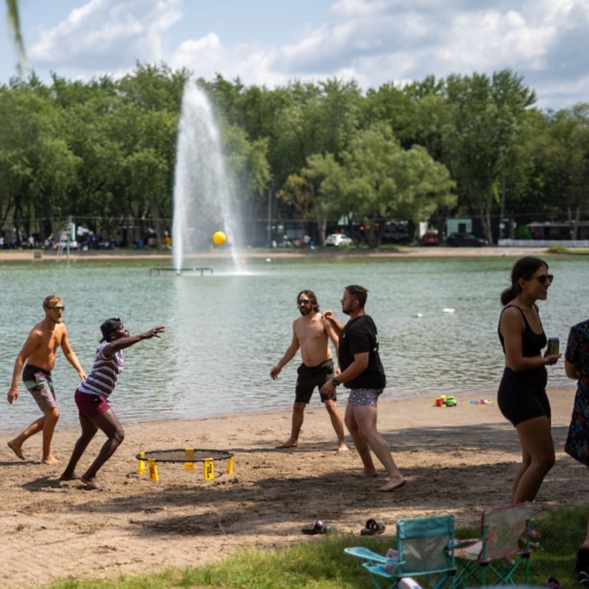 Domaine International de Rouville - Men play spikeball on the beach