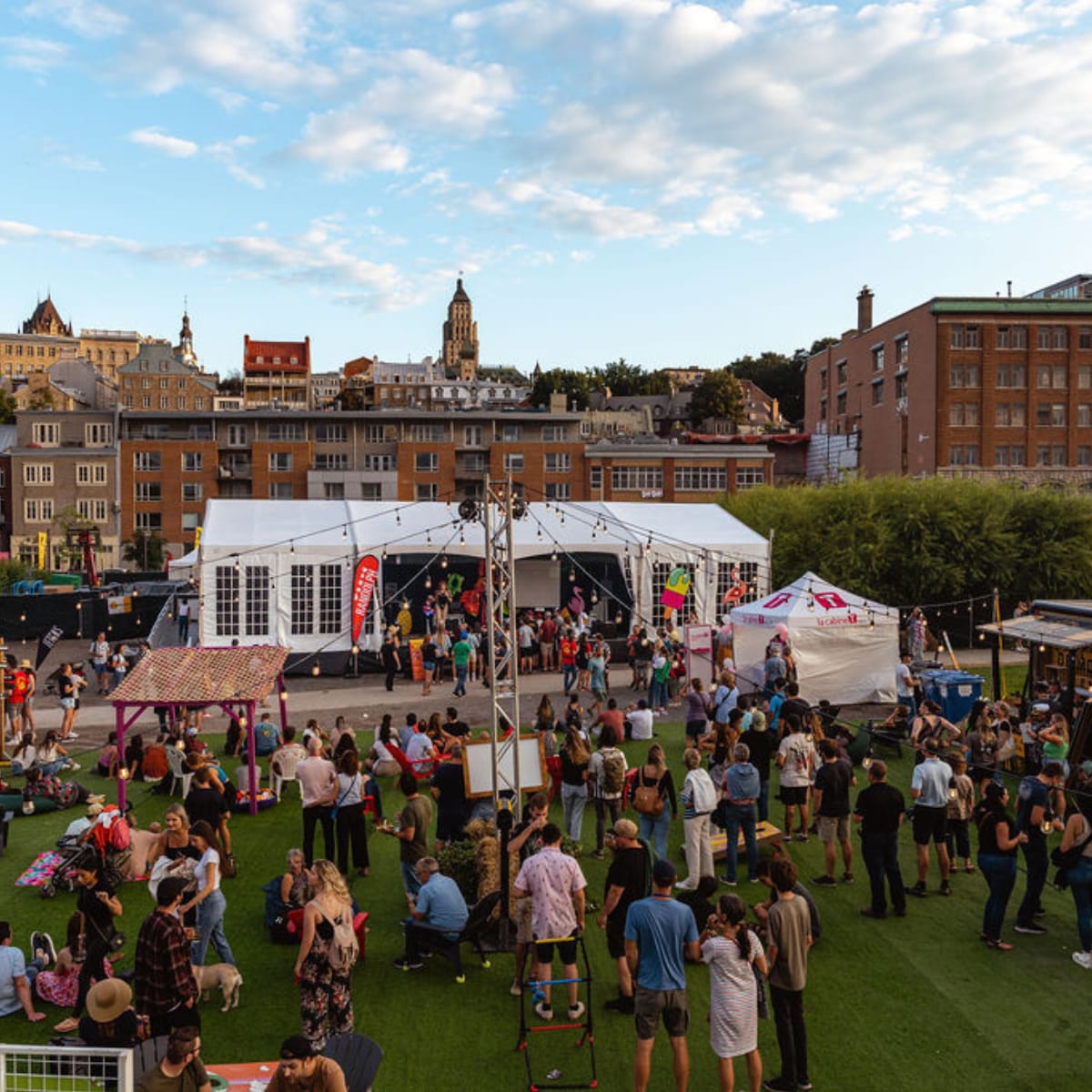Une foule à l'extérieur au Festibière de Québec