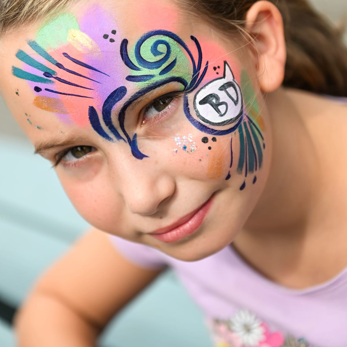 Festival de la BD de Prévost - Un enfant avec un maquillage abstrait et coloré