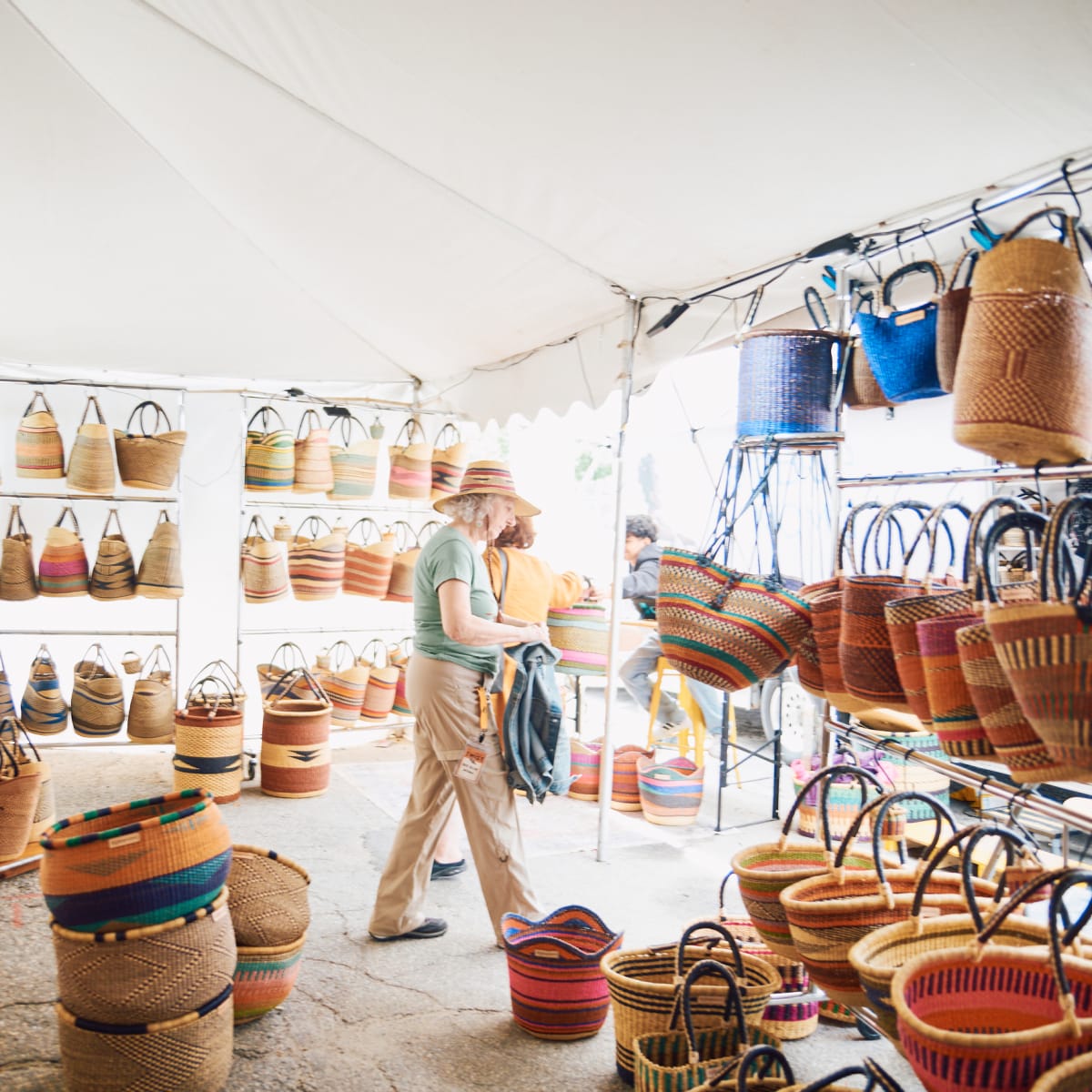 Festival de la fibre Twist - Une boutique de sacs et de paniers, sous un chapiteau blanc