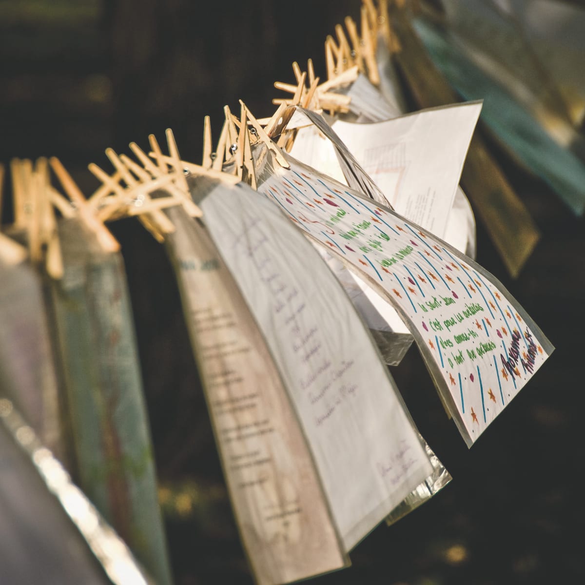 Festival International de la Poésie - Des papiers accrochés à une corde à linge