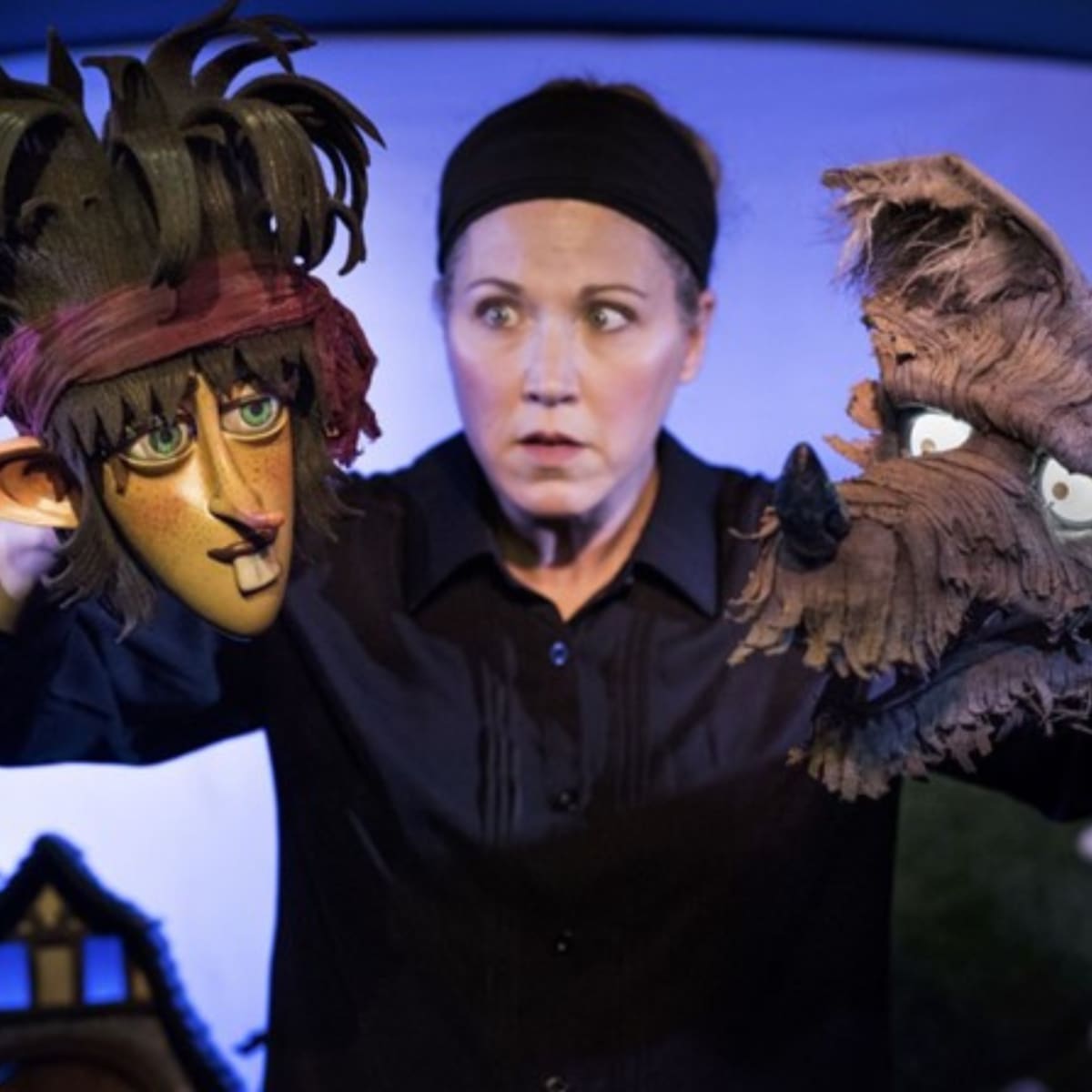 Festival international des arts de la marionnette - A woman manipulating two puppets.