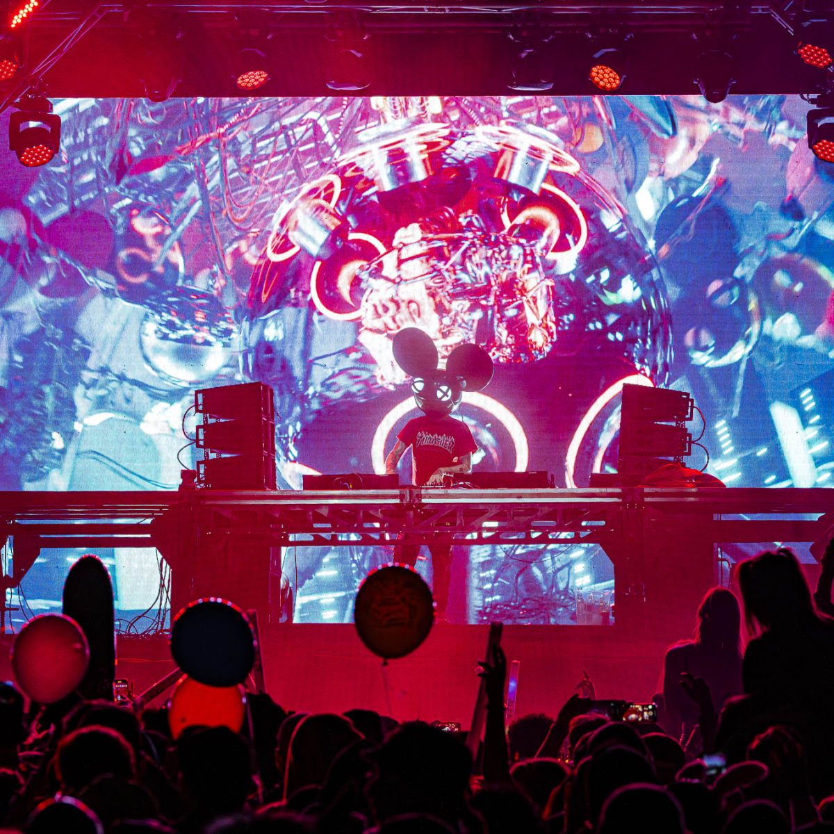 Festival Riverside - DJ sur scène avec des lumières colorées en arrière.