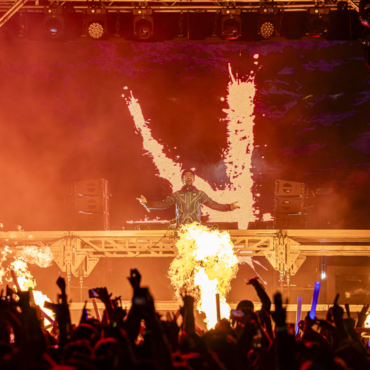 Festival Riverside - DJ sur scène avec des flames.