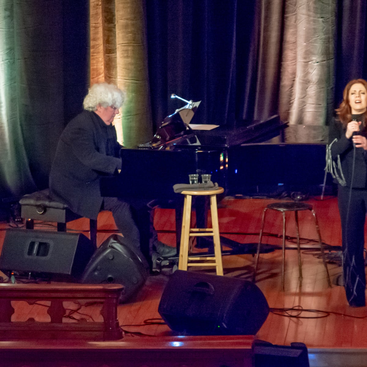 Festival Saint-Zénon-de-Piopolis - Sur une scène, une femme chante et un homme joue du piano.