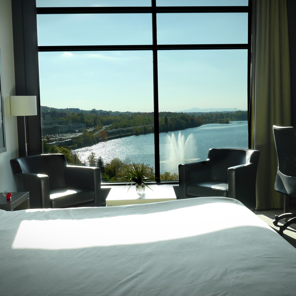 Grand Times Hotel - Sherbrooke - A room overlooking the water