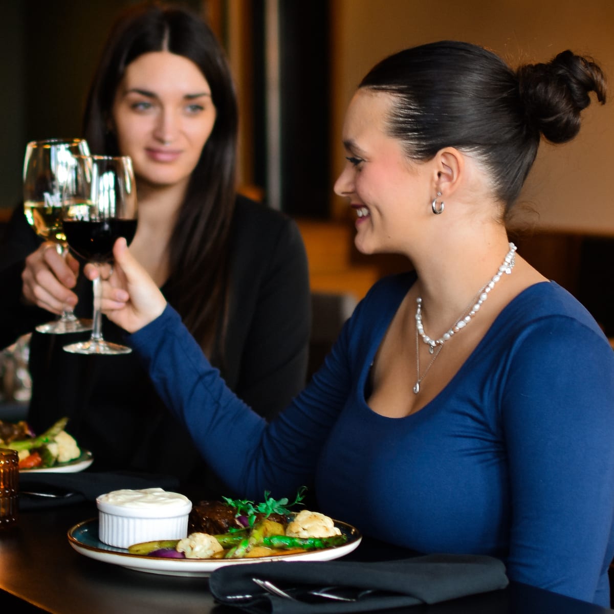 Deux amies qui mangent ensemble à l'Hôtel Montfort