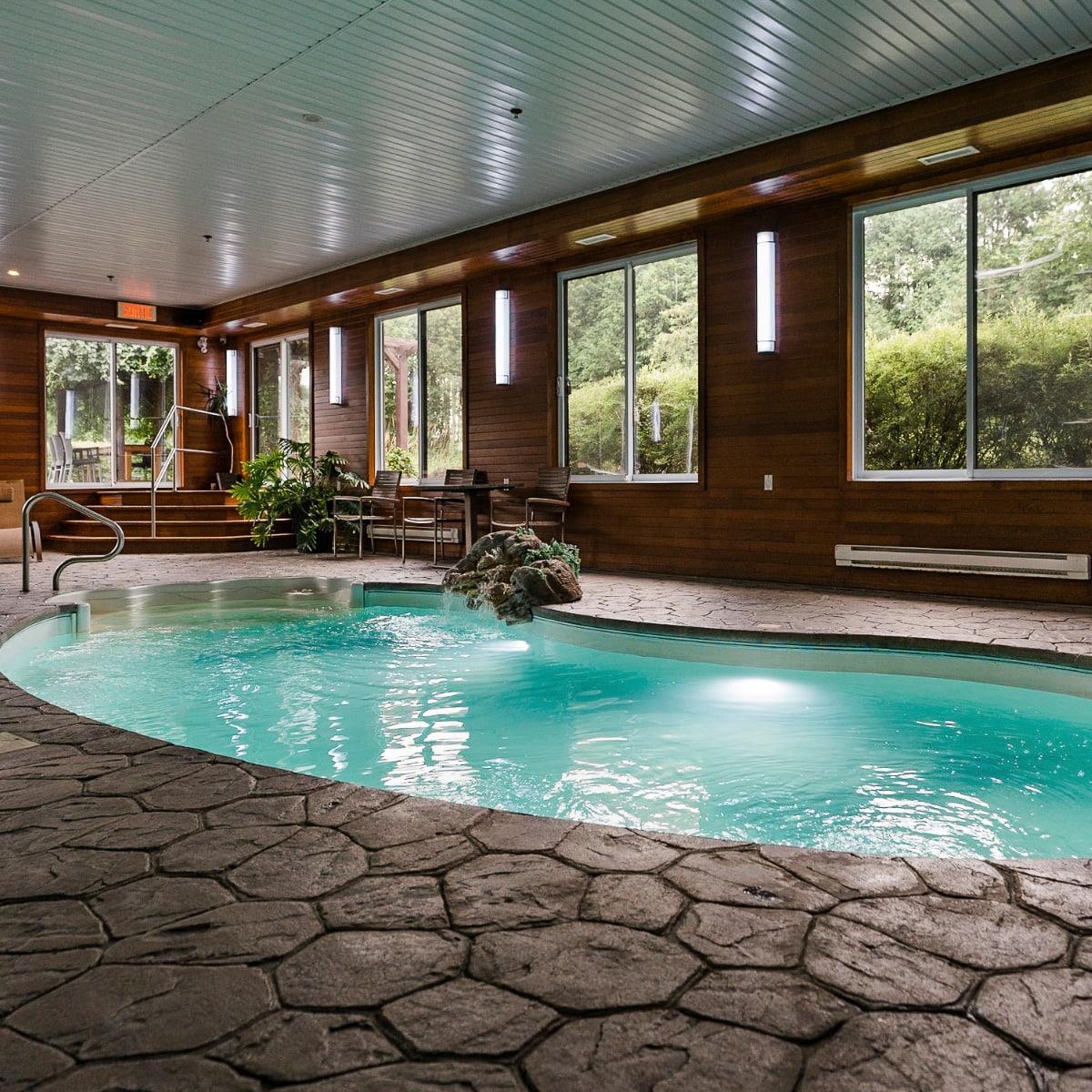 Piscine intérieur de l'Hôtel Montfort