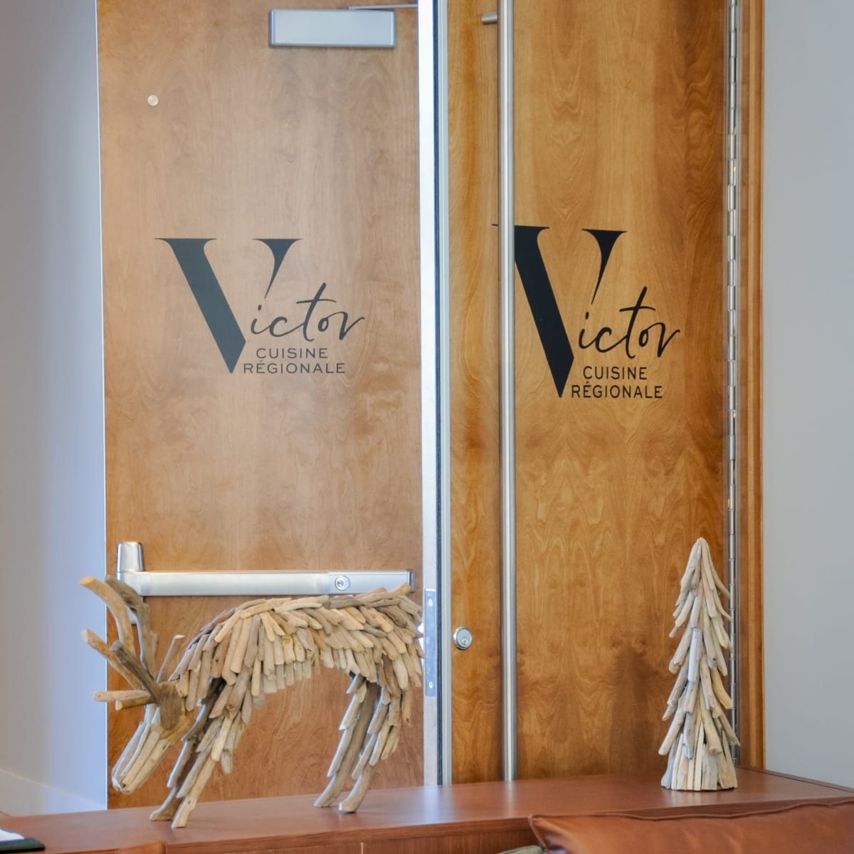 Portes du restaurant Victor.