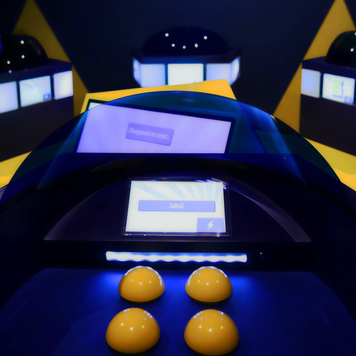 La Boîte à Questions – Quiz Room Montréal - interactive quiz machine in a quiz room
