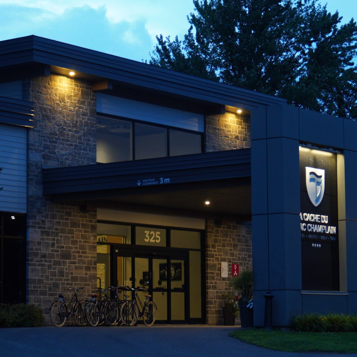 La cache du lac Champlain - Building facade in the evening.