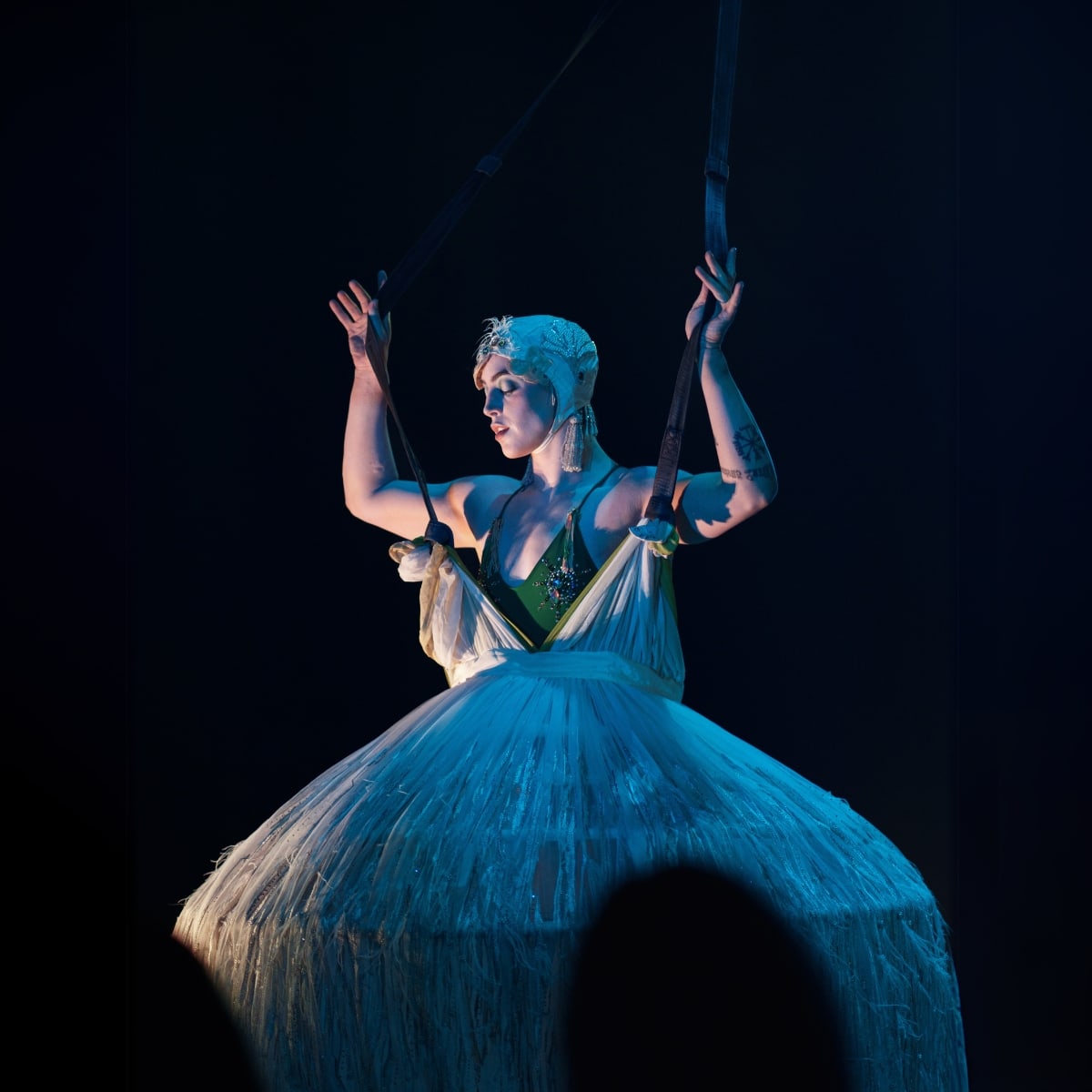 Le Monastère - Cabaret de Cirque - Un·e artiste est à l'intérieure d'une robe suspendue