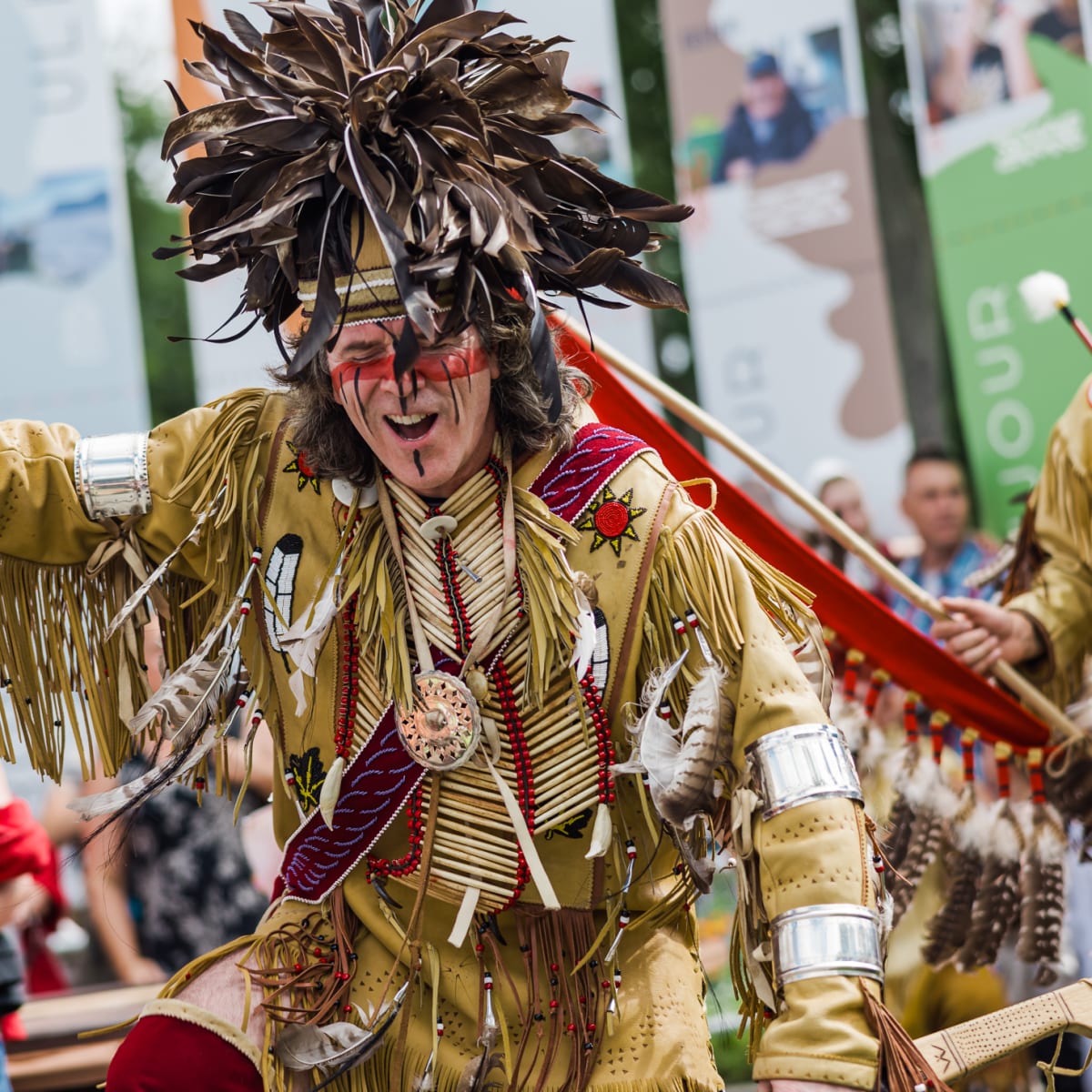 Les Fêtes de la Nouvelle-France - Une personne autochtone en habit traditionnel