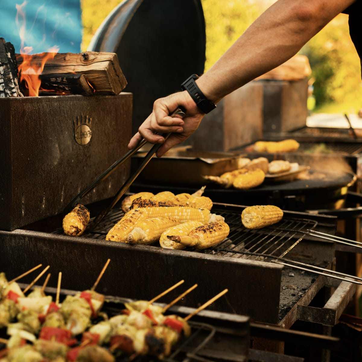 Les Grands Feux du Casino Lac-Leamy - Des brochettes et blés d'inde se font grillés sur un barbecue