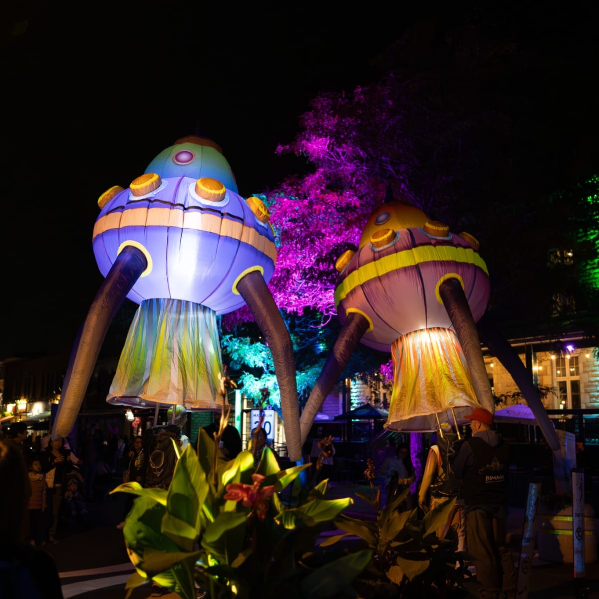 Lumifest Longueuil - Two luminous inflatables in the shape of spaceships, surrounded by spectators