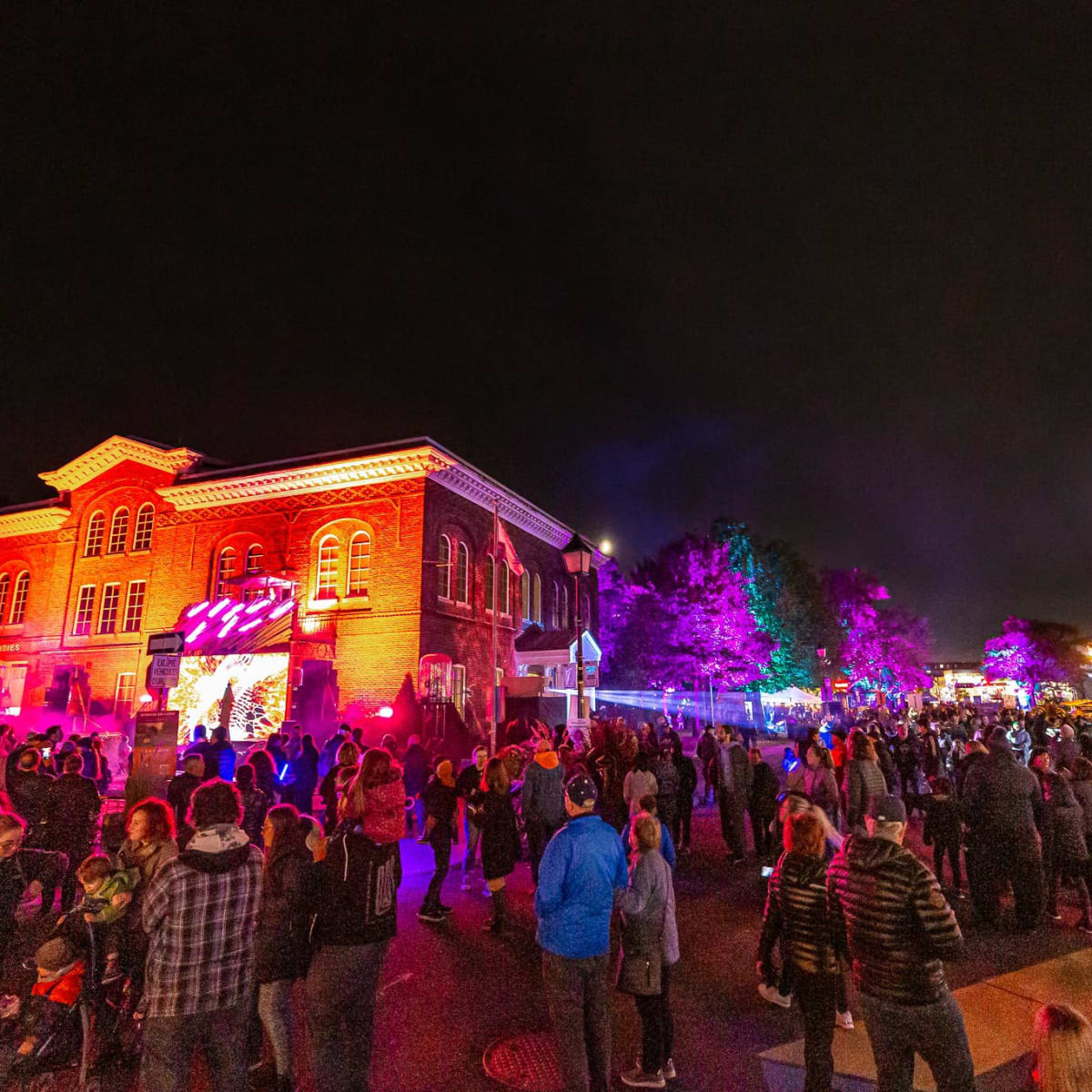Lumifest Longueuil - A building, illuminated at night, is surrounded by a crowd