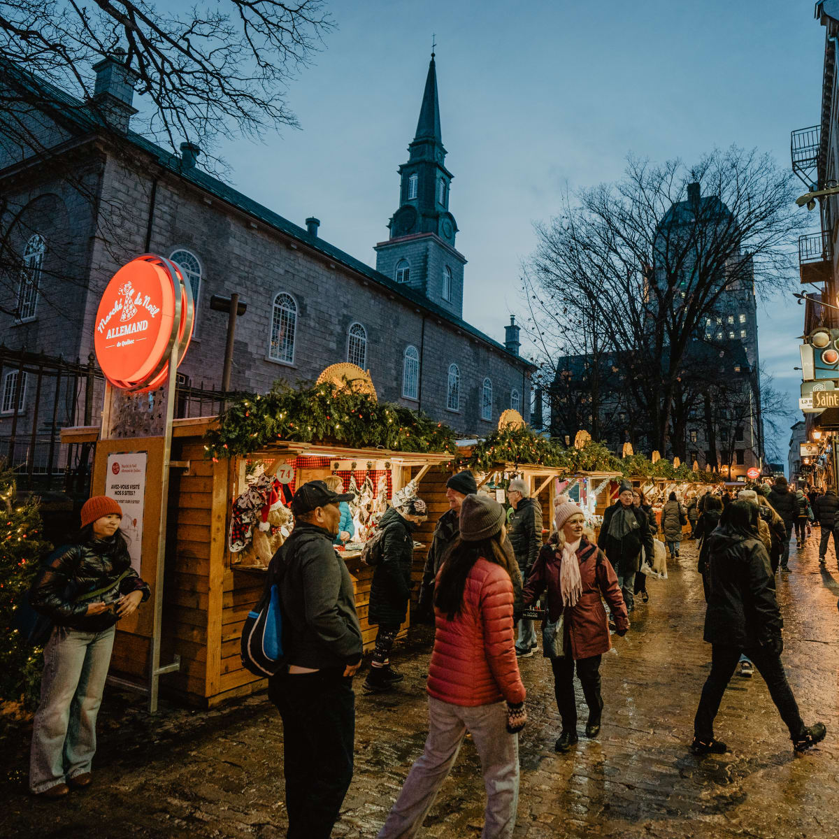 Marché de Noël allemand Québec - Petites maisonnettes décorées de guirlandes lumineuses, sont disposés le long de la rue