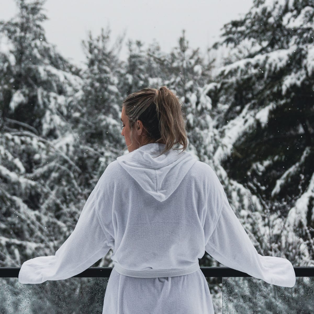 Fille admirant un paysage hivernal