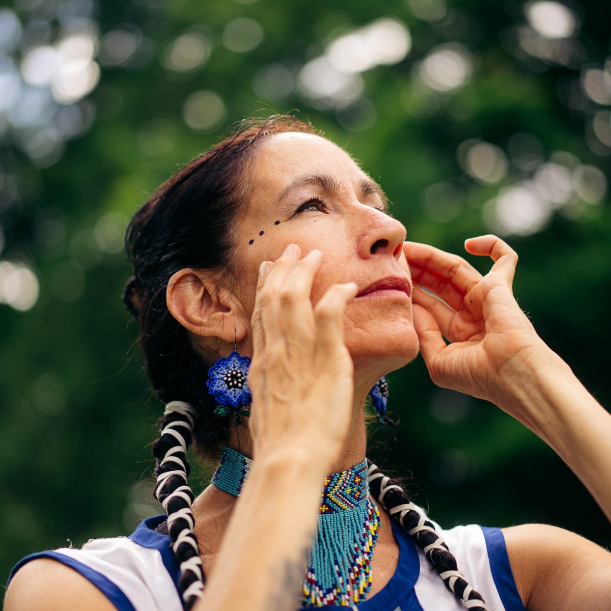 Indigenous Tourism Quebec - Let's appreciate regalia's colours