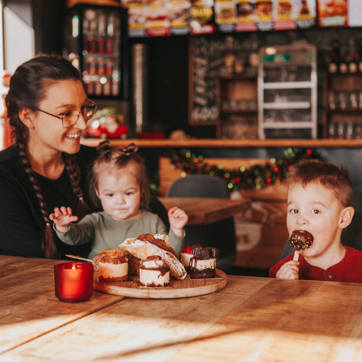 Discover Outaouais and its many areas with these must-sees! - Family eating sweet treats, Cheesecake Bar