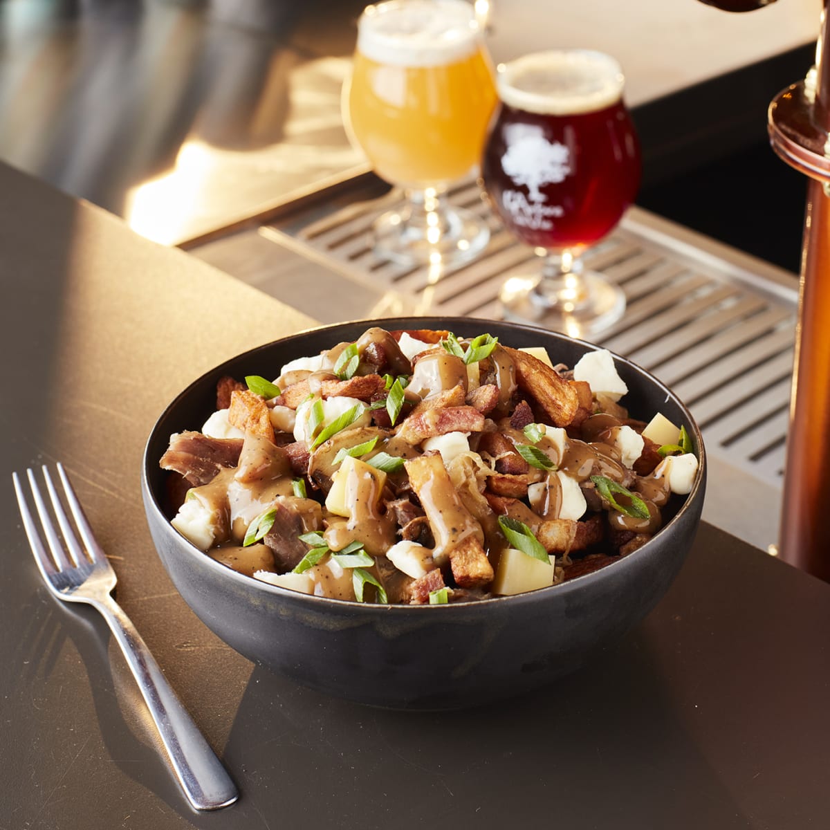 Portneuf : pour une évasion tout en nature, culture et plaisirs gourmands - Poutine et bières, Microbrasserie L'Esprit de clocher à Neuville