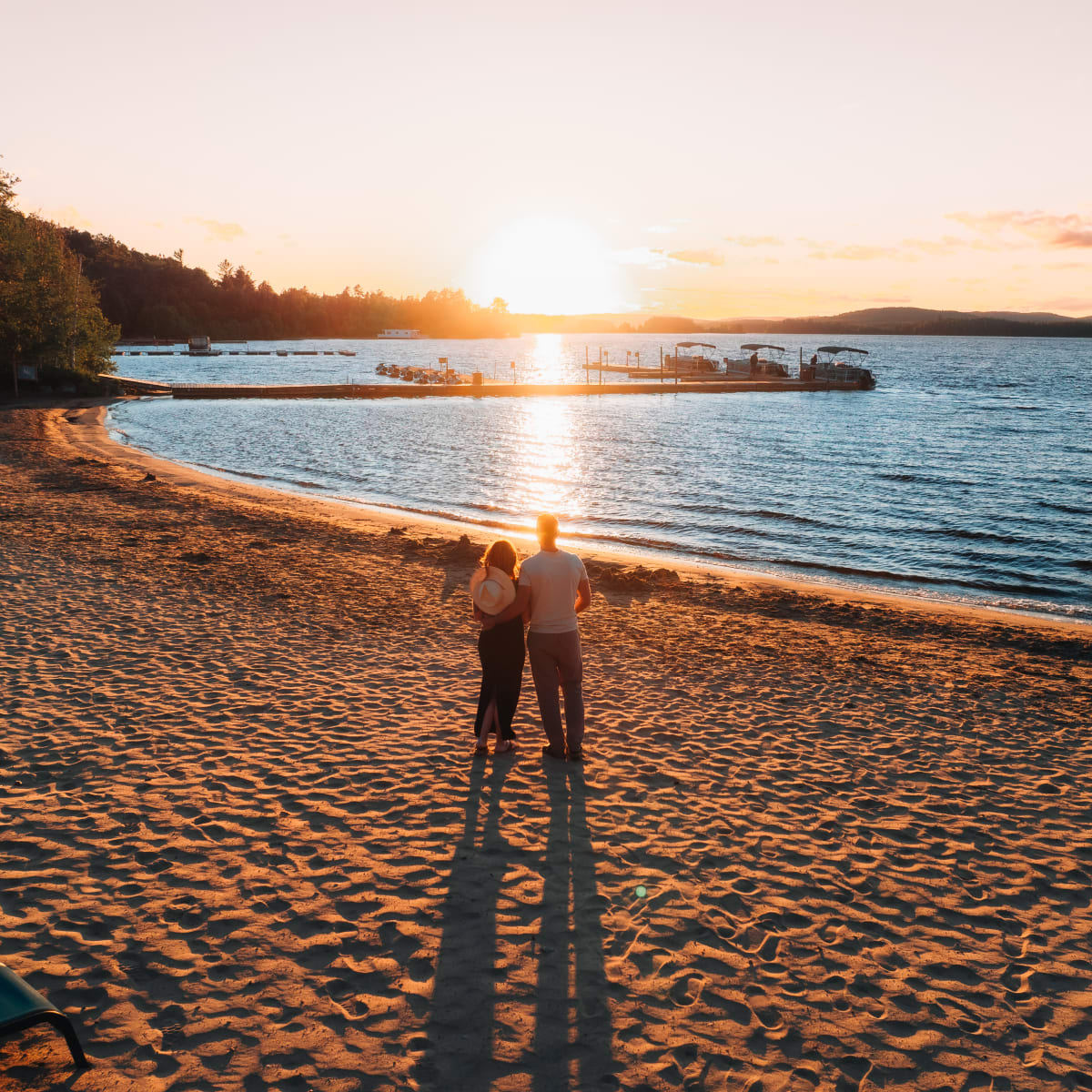 Auberge du Lac Taureau : sunset at lake