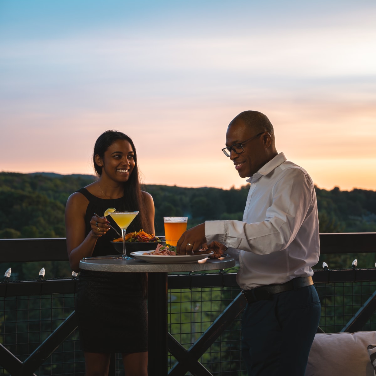 Hôtel Château-Bromont : happy hour on patio