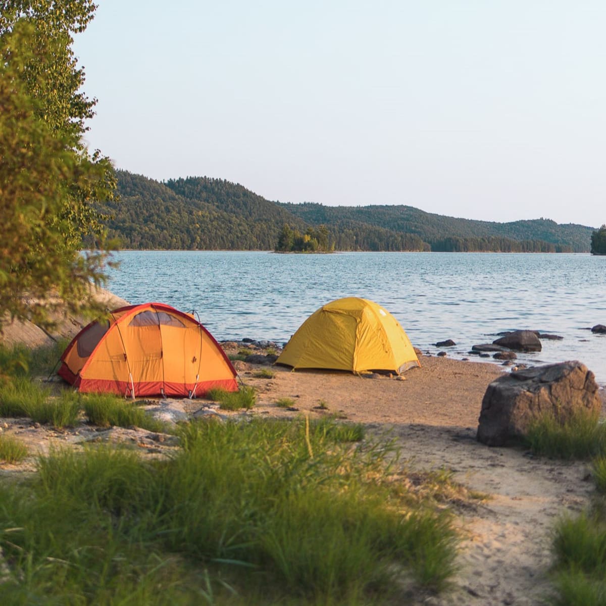 Parc régional du Poisson Blanc - Two tents on the waterfront