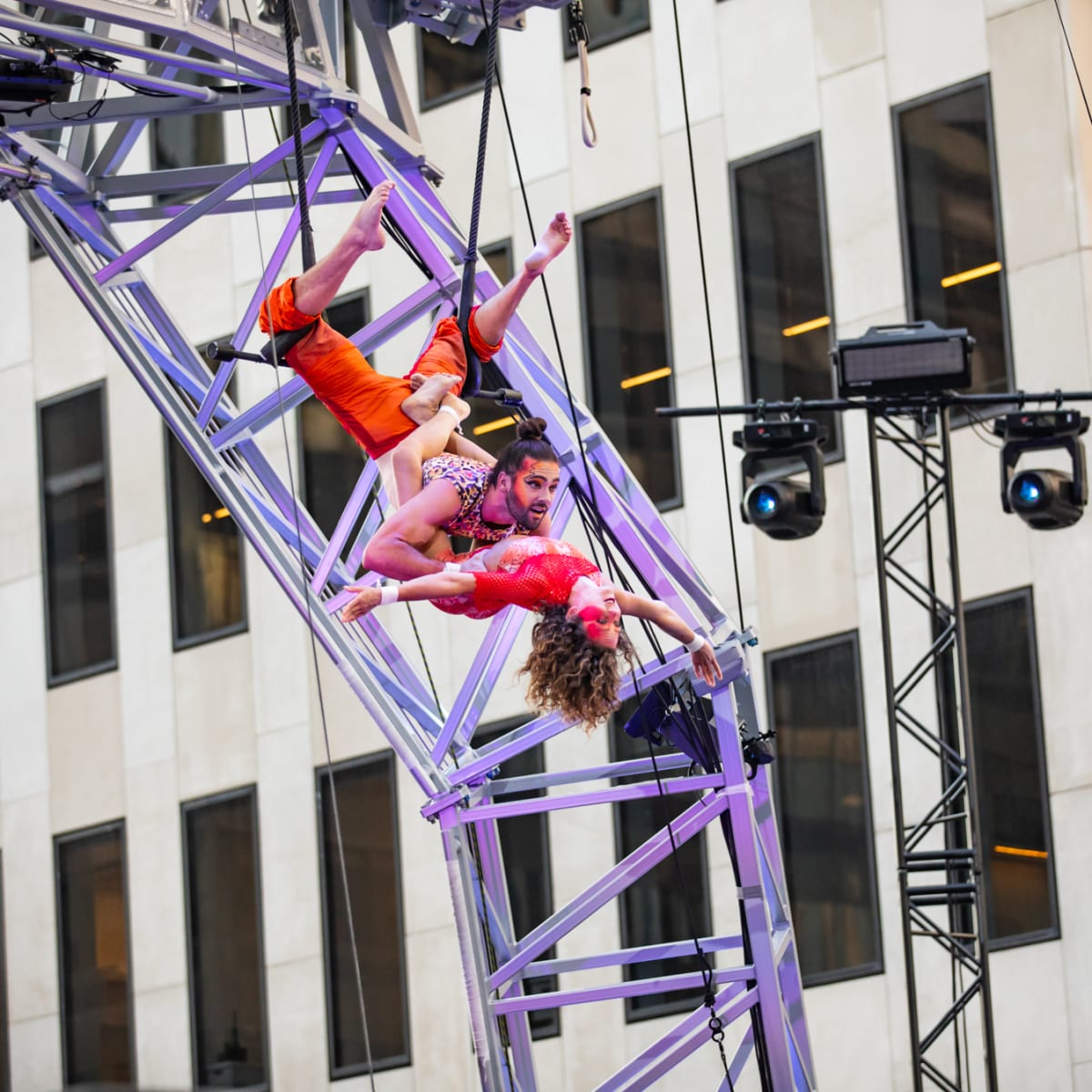 Performers during Montréal Complètement Cirque