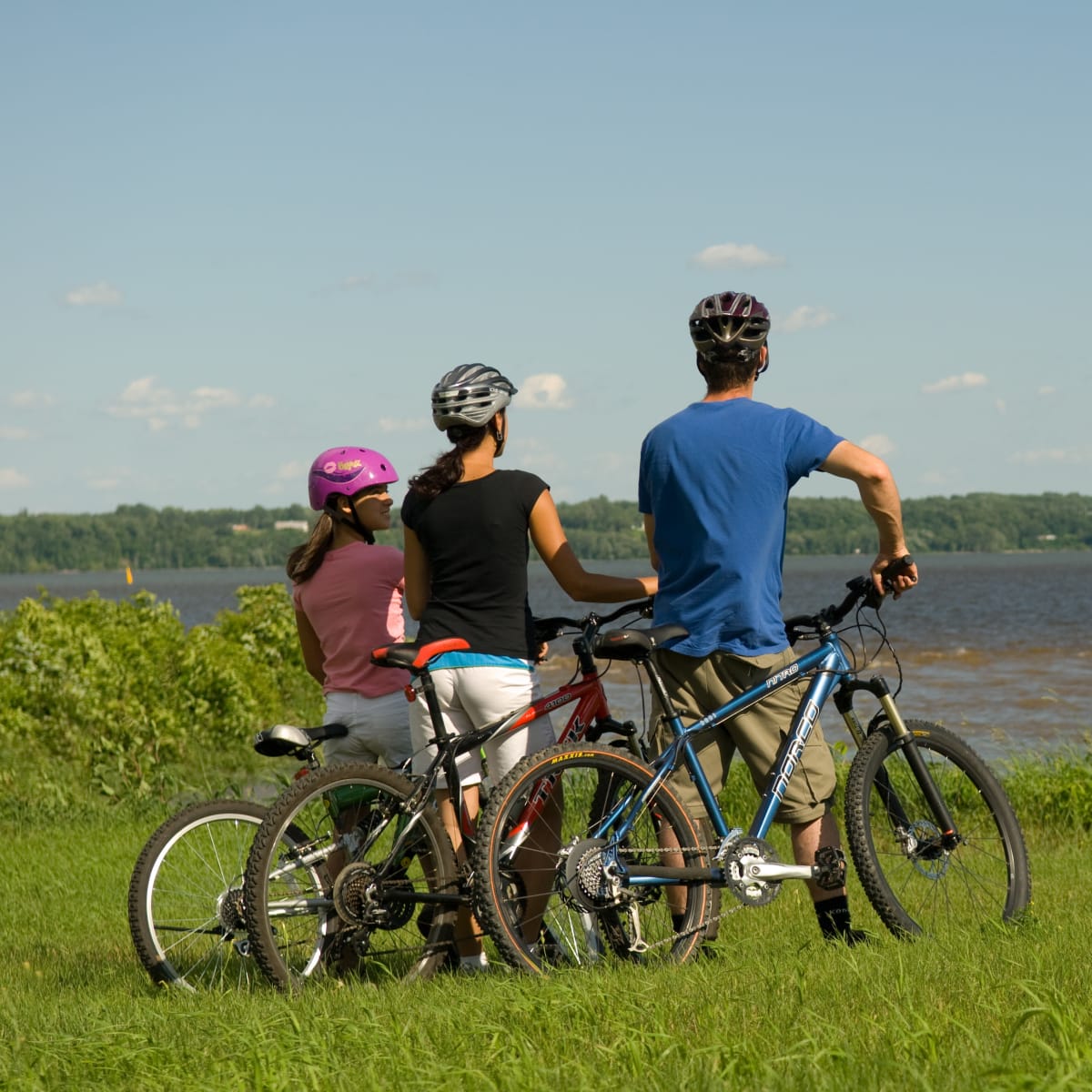 Family on bikes in Mauricie.