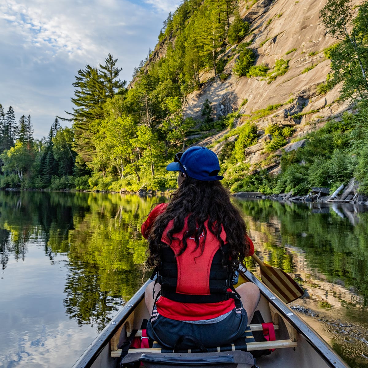 Young woman on a canoe in Abitibi-Témiscamingue.
