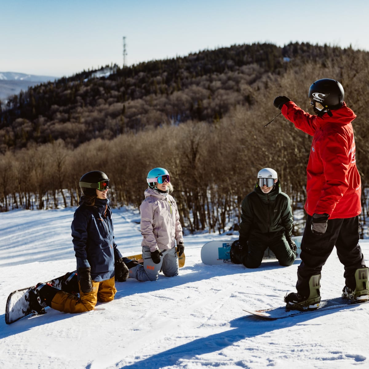 Groupe de personnes en train de regarder leur moniteur de ski.
