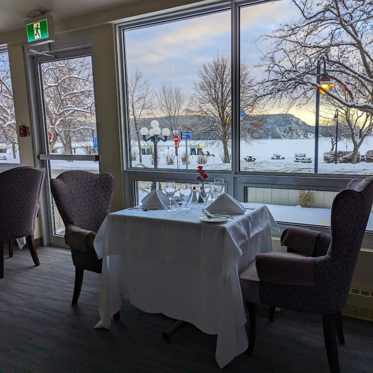 Salle à manger de restaurant avec vue sur la rivière Saguenay.