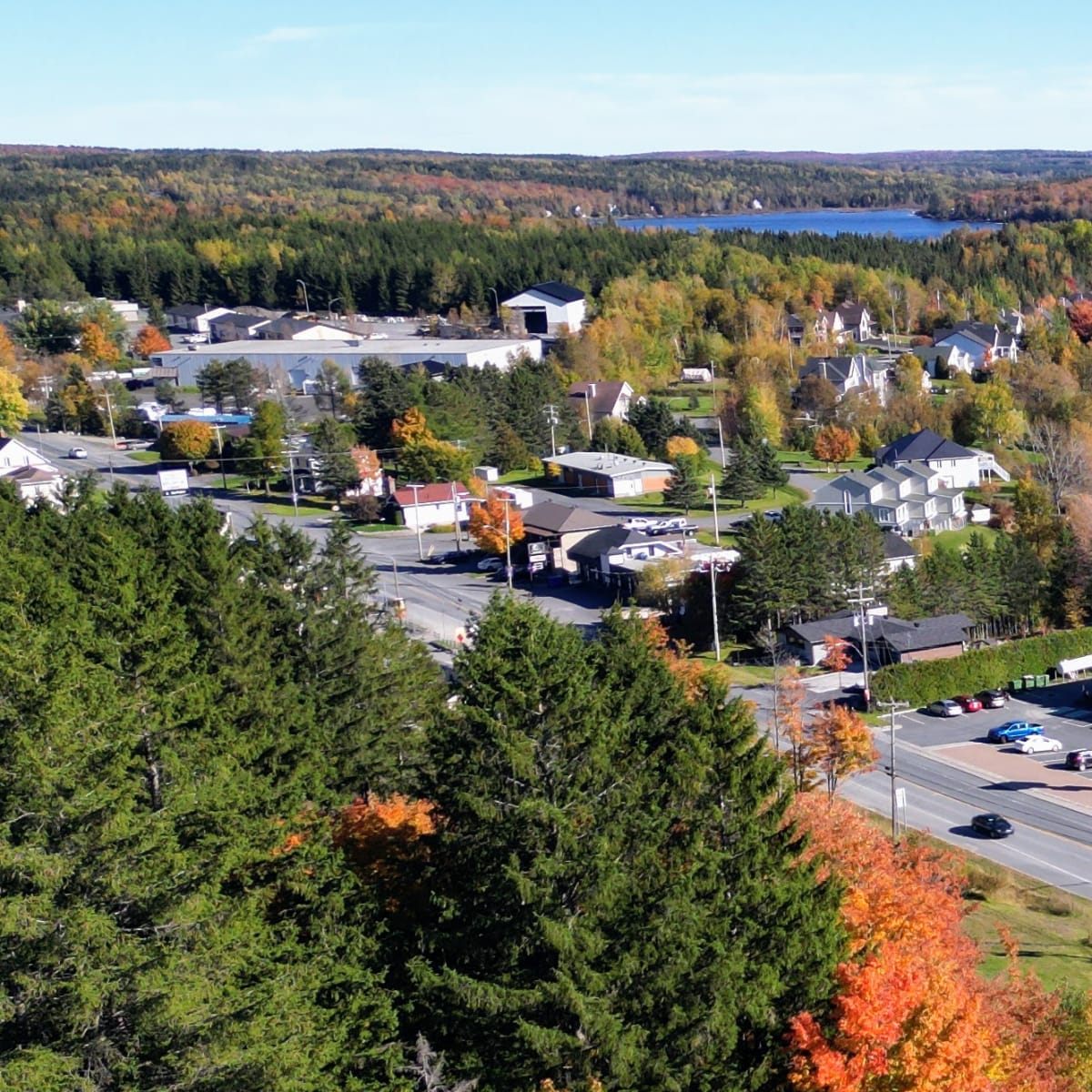 Manoir Lac-Etchemin en automne avec vue du lac.