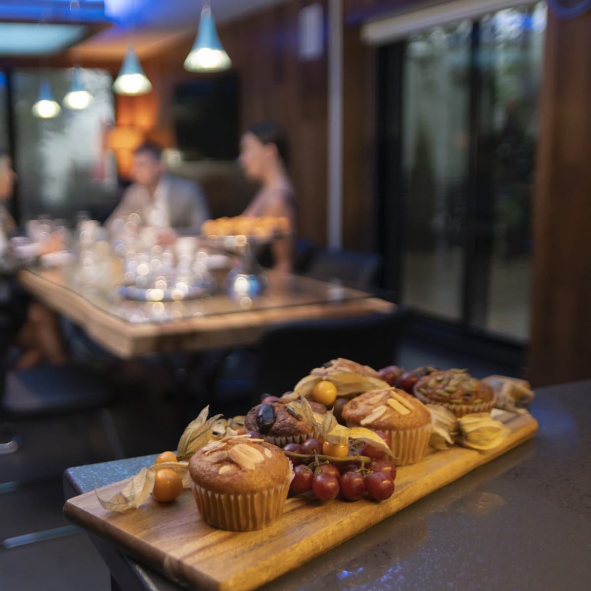 Planche déjeuner et groupe de personnes attablées dans un restaurant.