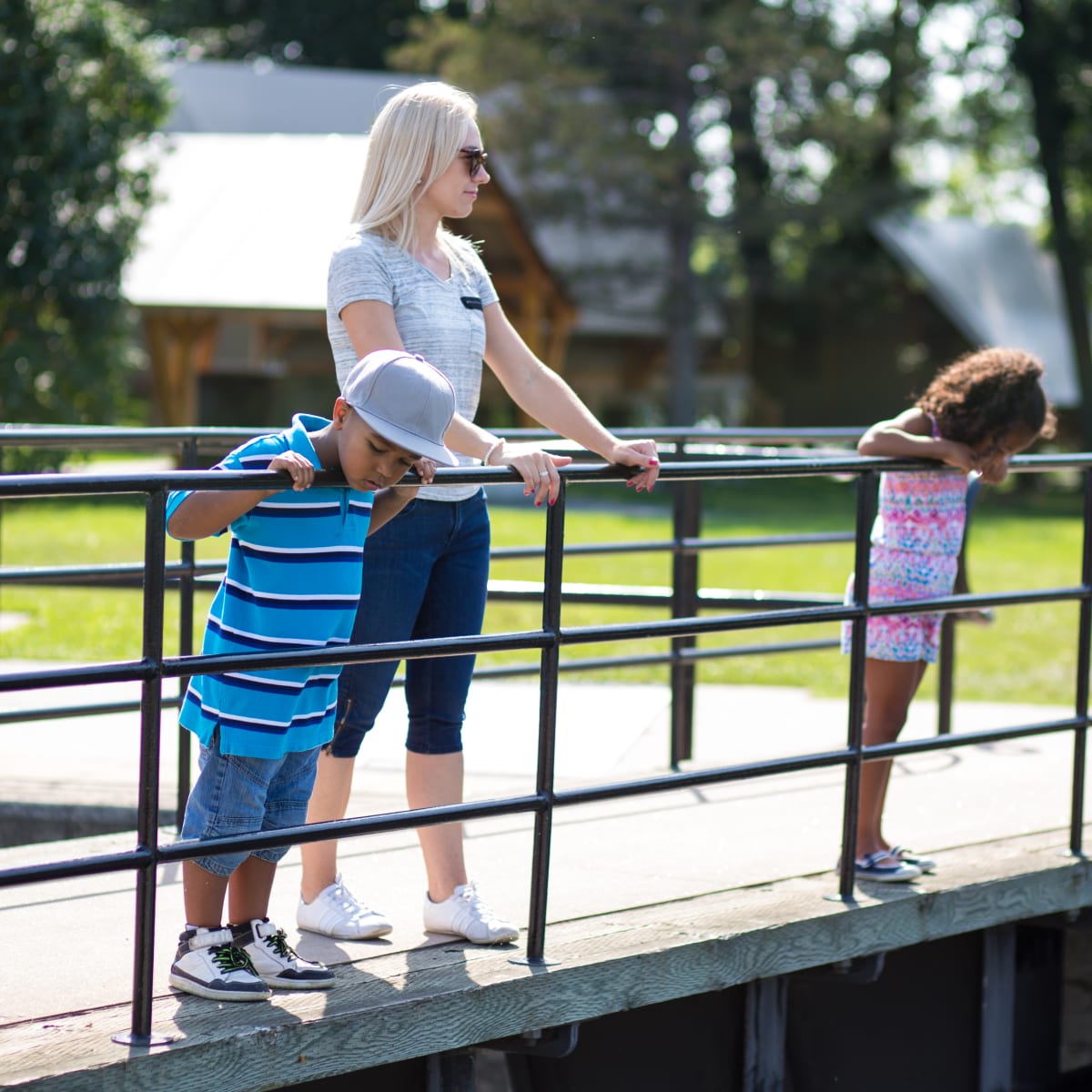 Mère et ses deux enfants sur le pont du canal
