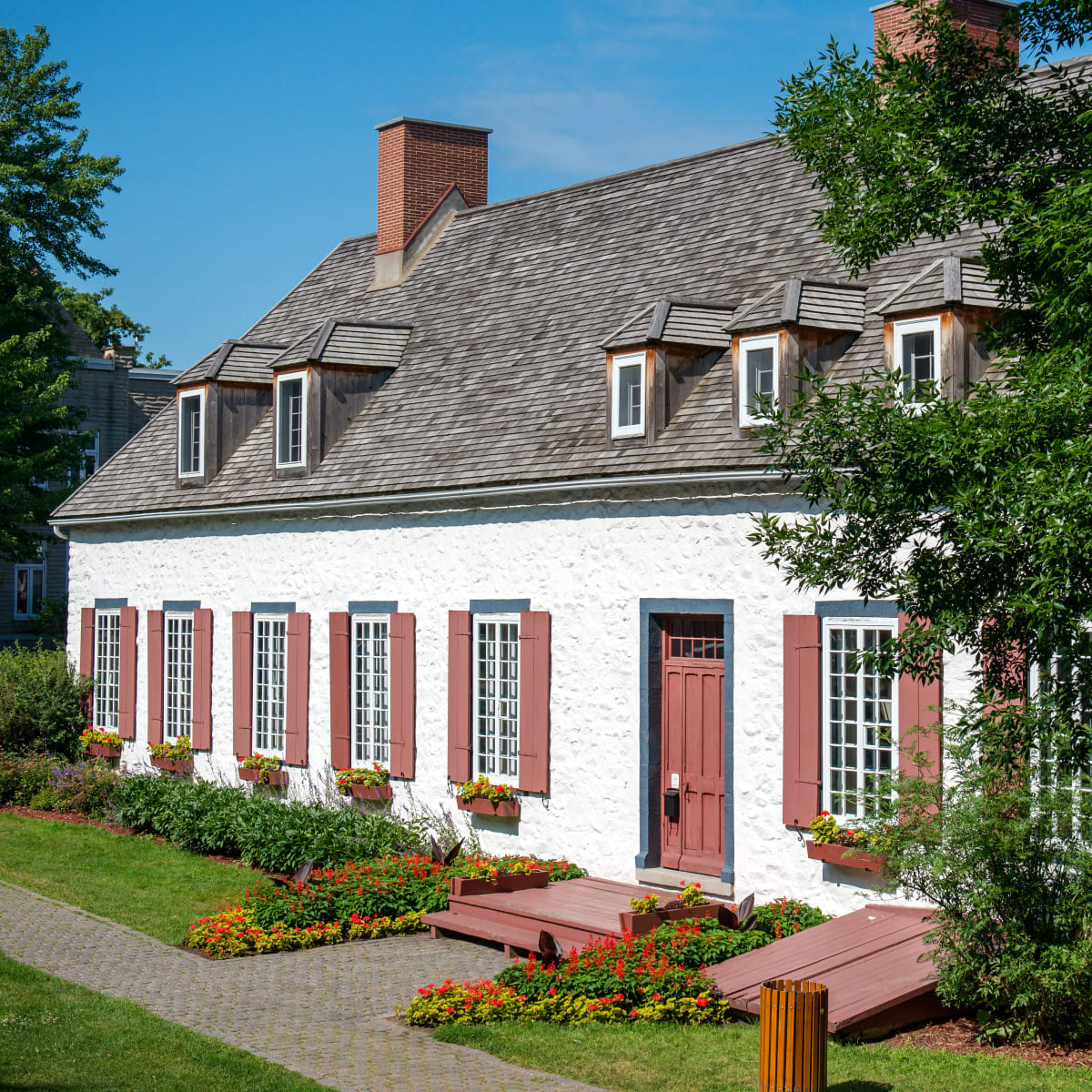 Front of the Manoir Boucher de Niverville in the summer.
