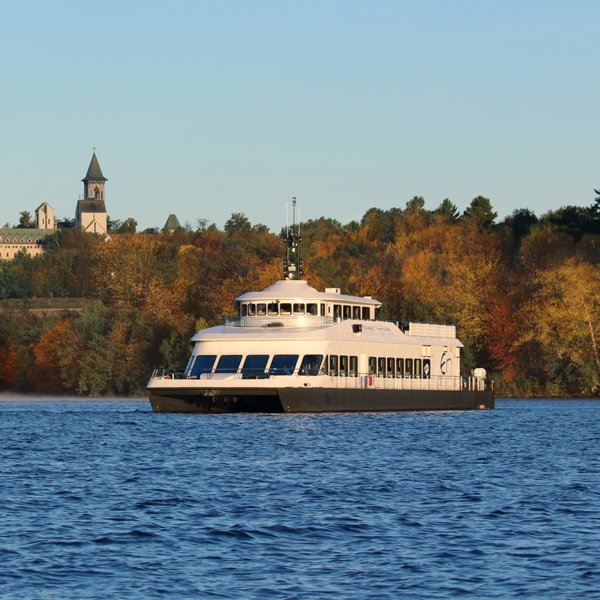 Bateau de croisière sur le lac Memphrémagog en automne.