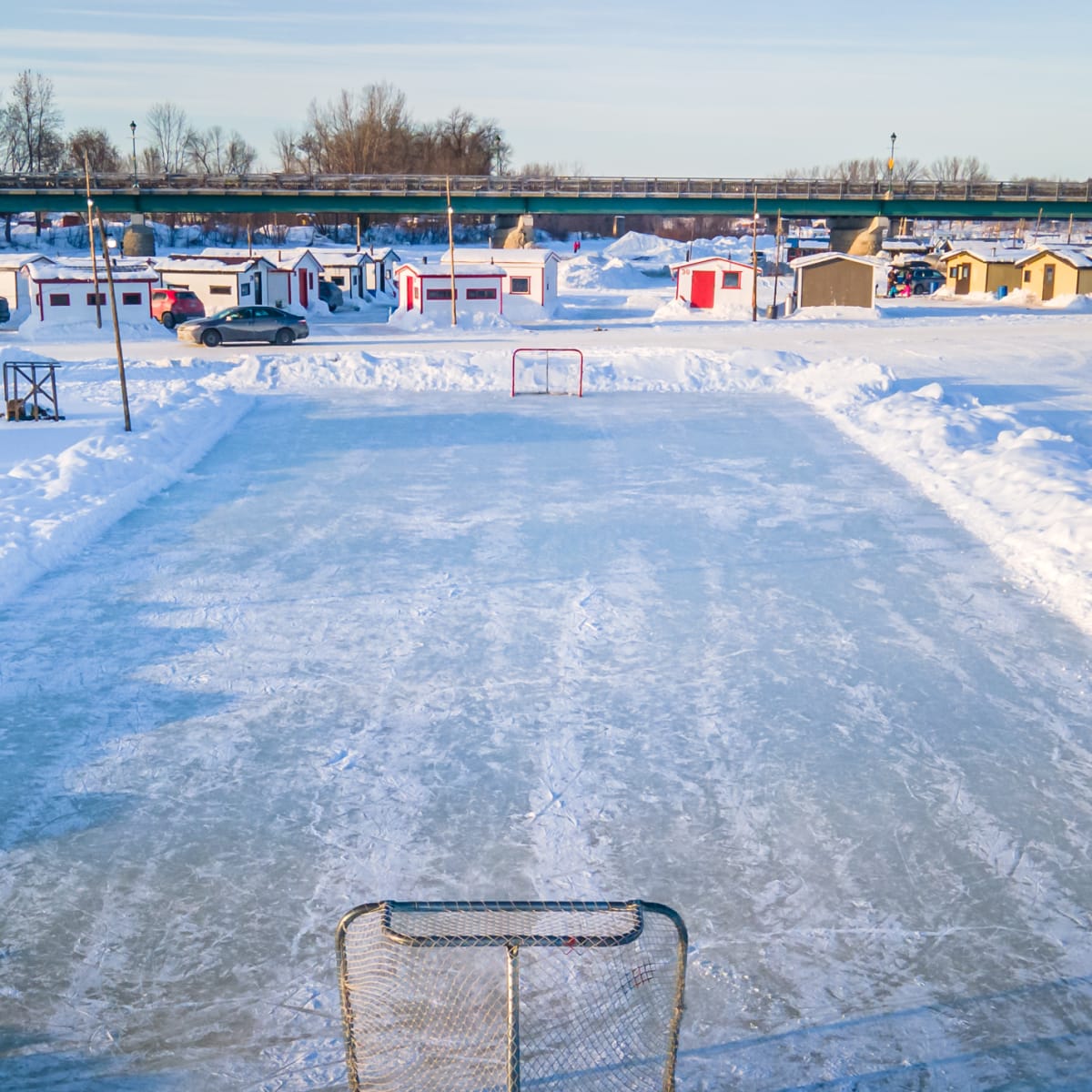 Village de pêche sur glace et patinoire de hockey.