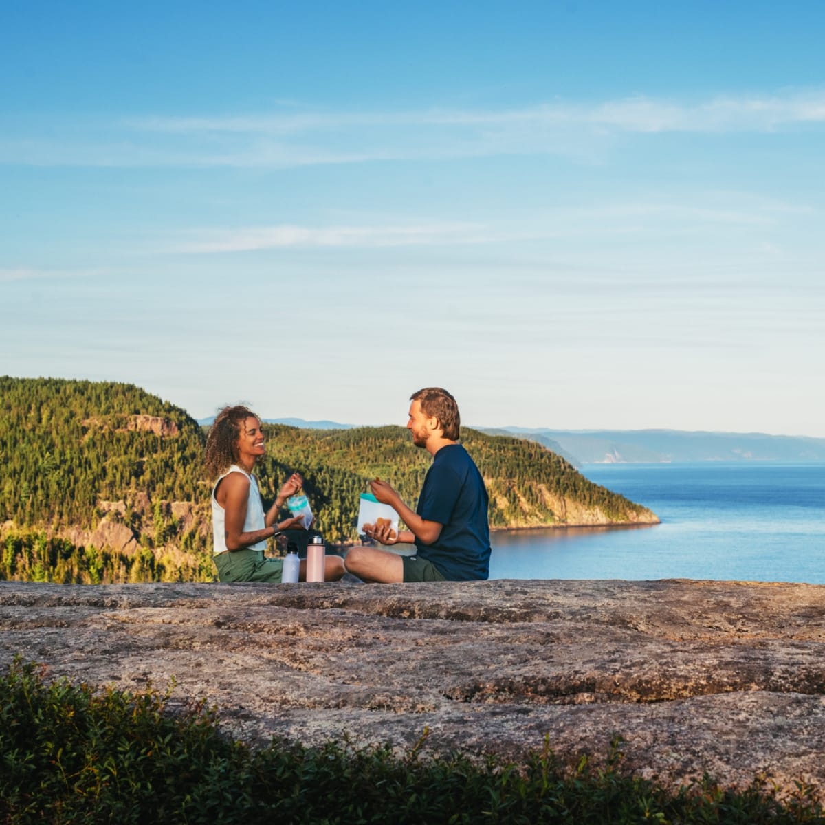 Saguenay Fjord : couple admiring the Fjord