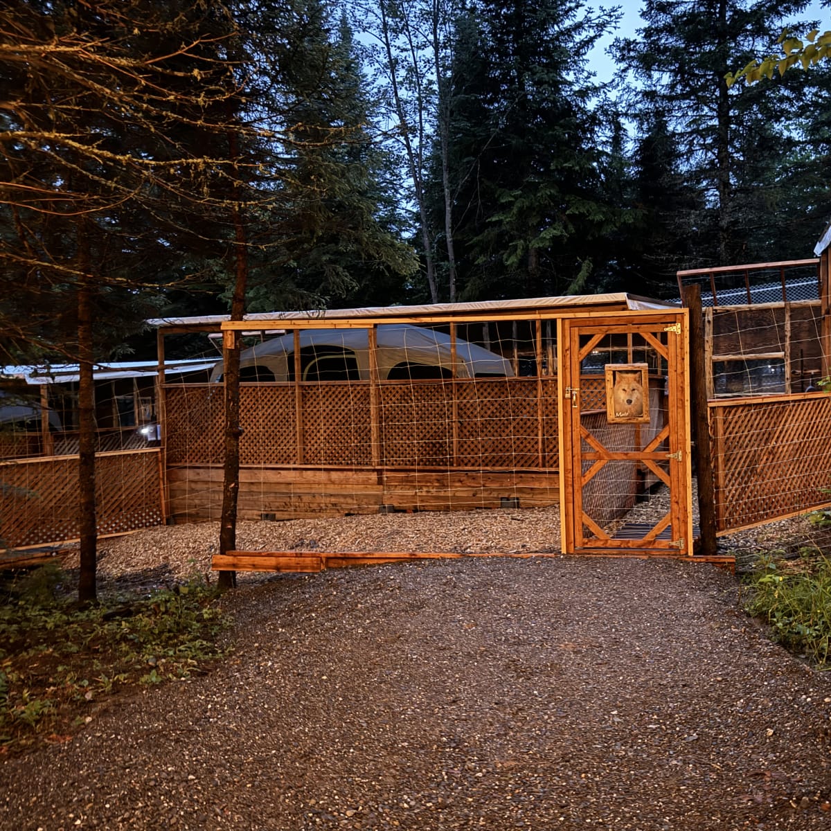 Wolf Sanctuary LUPO - Place to sleep with the wolves